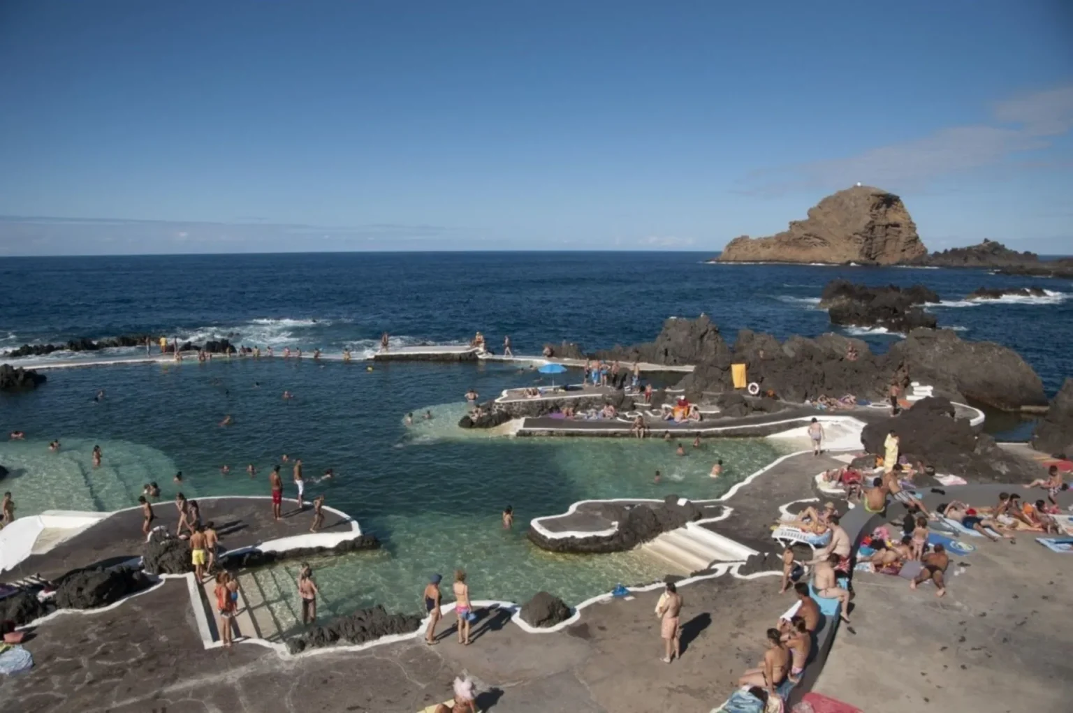 OPortoMonizeumavilacompiscinasnaturaisentrerochasvulcanicas
